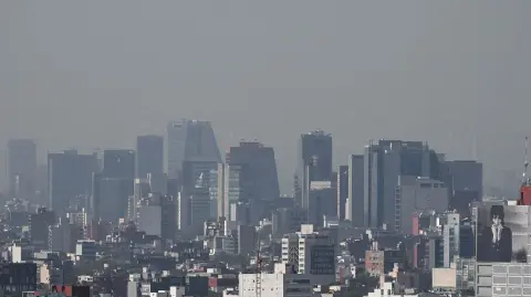 La Comisión Ambiental de la Megalópolis activó la Fase 1 de contingencia ambiental por ozono en la Zona Metropolitana del Valle de México, tras registrar una concentración de ozono de 159 ppb en la estación Ajusco Medio (AJU), en la Alcaldía Tlalpan, Ciudad de México.

Para más información del tema, visita: https://www.eleconomista.com.mx/estados/came-activa-contingencia-ambiental-valle-mexico-20250425-756472.html 

¡Síguenos en nuestras redes sociales para mantenerte informado!

Twitter: https://twitter.com/eleconomista 
Facebook: https://www.facebook.com/ElEconomista.mx
Instagram: https://www.instagram.com/eleconomistamx
LinkedIn: https://www.linkedin.com/company/el-economista/

#ElEconomista #EETV