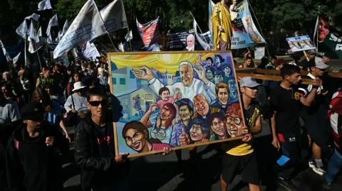 Miles de personas de todas las edades, muchas con niños pequeños, se sumaron cantando y tocando bombos, algunos incluso con trajes carnavalescos.

Para más información del tema, visita: https://www.eleconomista.com.mx/internacionales/lagrimas-baile-peregrinacion-buenos-aires-celebrar-papa-nunca-volvio-20250426-756523.html

¡Síguenos en nuestras redes sociales para mantenerte informado!

Twitter: https://twitter.com/eleconomista 
Facebook: https://www.facebook.com/ElEconomista.mx
Instagram: https://www.instagram.com/eleconomistamx
LinkedIn: https://www.linkedin.com/company/el-economista/

#ElEconomista #EETV