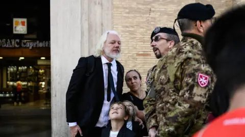 Iba de traje negro con corbata, junto con su esposa, Stella Assange, y sus dos hijos.

Para más información del tema, visita: https://www.eleconomista.com.mx/internacionales/julian-assange-fundador-wikileaks-asistio-funeral-papa-francisco-20250426-756526.html 

¡Síguenos en nuestras redes sociales para mantenerte informado!

Twitter: https://twitter.com/eleconomista 
Facebook: https://www.facebook.com/ElEconomista.mx
Instagram: https://www.instagram.com/eleconomistamx
LinkedIn: https://www.linkedin.com/company/el-economista/

#ElEconomista #EETV