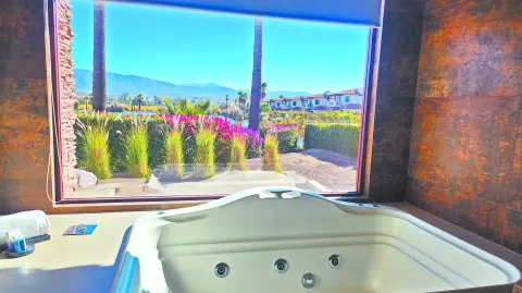 Las habitaciones de El Cielo ofrecen vistas espectaculares hacia los viñedos y montañas, creando una experiencia íntima en contacto con la naturaleza