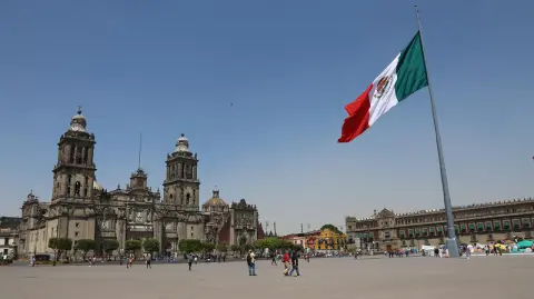 Según la estimación oportuna del PIB de México, en el primer trimestre de 2025 la economía mexicana habría crecido 0.2% en términos reales en comparación con el trimestre inmediato anterior, cuando el PIB se contrajo 0.6 por ciento.

Para más información del tema, visita: https://www.eleconomista.com.mx/economia/mexico-libra-recesion-tecnica-registrar-crecimiento-0-2-primer-trimestre-20250430-757073.html

¡Síguenos en nuestras redes sociales para mantenerte informado!

Twitter: https://twitter.com/eleconomista 
Facebook: https://www.facebook.com/ElEconomista.mx
Instagram: https://www.instagram.com/eleconomistamx
LinkedIn: https://www.linkedin.com/company/el-economista/

#ElEconomista #EETV
