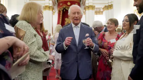 El Palacio de Buckingham informó en febrero de 2024 que a Carlos se le diagnosticó una forma no especificada de cáncer, detectada en unas pruebas tras una intervención correctiva por un agrandamiento de próstata..