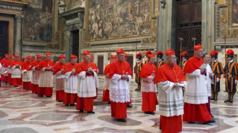 El papa Francisco, fallecido el 21 de abril, reiteró las promesas de "tolerancia cero" de su predecesor Benedicto XVI e introdujo varias reformas para abordar el problema.

Para más información del tema, visita: https://www.eleconomista.com.mx/internacionales/victimas-abusos-quieren-proximo-papa-tome-serio-tolerancia-cero-20250430-757107.html

¡Síguenos en nuestras redes sociales para mantenerte informado!

Twitter: https://twitter.com/eleconomista 
Facebook: https://www.facebook.com/ElEconomista.mx
Instagram: https://www.instagram.com/eleconomistamx
LinkedIn: https://www.linkedin.com/company/el-economista/

#ElEconomista #EETV