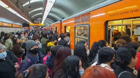 El Gobierno de la Ciudad de México detalló que más de 5,800 elementos de seguridad ya están desplegados en estaciones y accesos para garantizar la seguridad de usuarias y usuarios.

Para más información del tema, visita: https://www.eleconomista.com.mx/politica/policias-encubiertos-vigilaran-metro-cdmx-ataques-pinchazos-pasajeros-20250502-757417.html 

¡Síguenos en nuestras redes sociales para mantenerte informado!

Twitter: https://twitter.com/eleconomista 
Facebook: https://www.facebook.com/ElEconomista.mx
Instagram: https://www.instagram.com/eleconomistamx
LinkedIn: https://www.linkedin.com/company/el-economista/

#ElEconomista #EETV