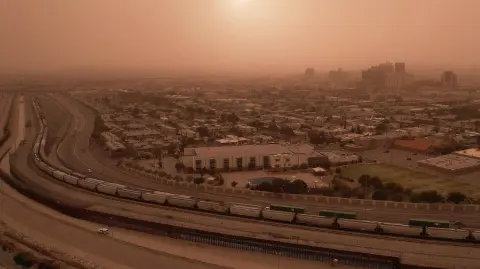 Alrededor de 11,900 soldados están desplegados actualmente en la frontera suroeste de Estados Unidos, donde el número de inmigrantes capturados cruzando ilegalmente en marzo cayó al nivel más bajo del que se tenga registro, según datos del Gobierno.

Para más información del tema, visita: https://www.eleconomista.com.mx/politica/ejercito-eu-crea-nueva-zona-militar-frontera-mexico-20250502-757418.html 

¡Síguenos en nuestras redes sociales para mantenerte informado!

Twitter: https://twitter.com/eleconomista 
Facebook: https://www.facebook.com/ElEconomista.mx
Instagram: https://www.instagram.com/eleconomistamx
LinkedIn: https://www.linkedin.com/company/el-economista/

#ElEconomista #EETV