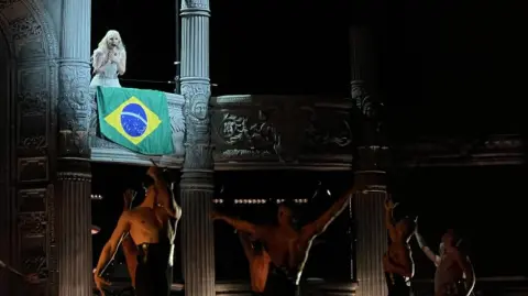 Se estima que 2 millones de personas llenaron la icónica playa de Copacabana.

Para más información del tema, visita: https://www.eleconomista.com.mx/arteseideas/policia-frustro-ataque-bomba-concierto-lady-gaga-rio-20250504-757538.html

¡Síguenos en nuestras redes sociales para mantenerte informado!

Twitter: https://twitter.com/eleconomista 
Facebook: https://www.facebook.com/ElEconomista.mx
Instagram: https://www.instagram.com/eleconomistamx
LinkedIn: https://www.linkedin.com/company/el-economista/

#ElEconomista #EETV