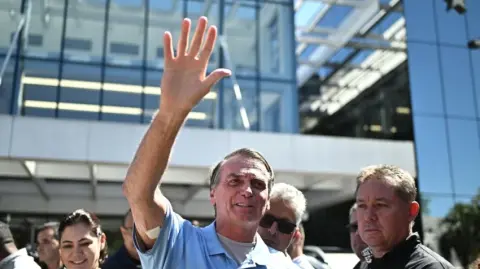 Jair Bolsonaro recibió el alta médica y abandonó el domingo el hospital en Brasilia donde se sometió hace tres semanas a una cirugía abdominal, pero el expresidente brasileño, que aspira volver al poder, deberá evitar las aglomeraciones, según sus médicos.

¡Síguenos en nuestras redes sociales para mantenerte informado!

Twitter: https://twitter.com/eleconomista 
Facebook: https://www.facebook.com/ElEconomista.mx
Instagram: https://www.instagram.com/eleconomistamx
LinkedIn: https://www.linkedin.com/company/el-economista/

#ElEconomista #EETV