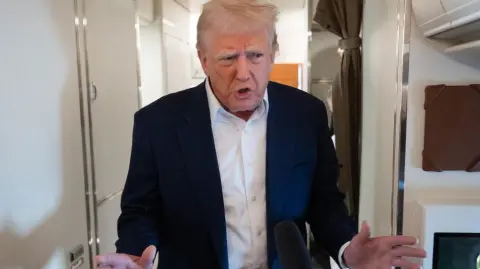 El presidente de EU afirmó que Hollywood estaba siendo "devastado" por una tendencia de cineastas y estudios estadounidenses a trabajar en el extranjero. 

Para más información del tema, visita: https://www.eleconomista.com.mx/internacionales/trump-anuncia-aranceles-100-peliculas-producidas-extranjero-20250504-757575.html 

¡Síguenos en nuestras redes sociales para mantenerte informado! 

Twitter: https://twitter.com/eleconomista 
Facebook: https://www.facebook.com/ElEconomista.mx 
Instagram: https://www.instagram.com/eleconomistamx 
LinkedIn: https://www.linkedin.com/company/el-economista/ 

#ElEconomista #EETV