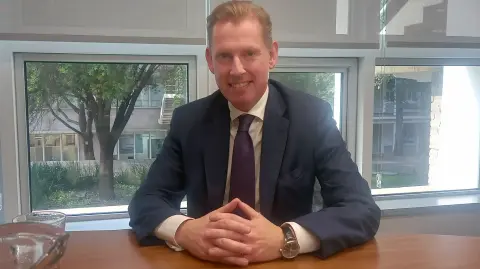 Embajador de Suecia en México, Gunnar Aldén, en oficinas de Rectoría del Tec de Monterrey, tras charla con alumnos.