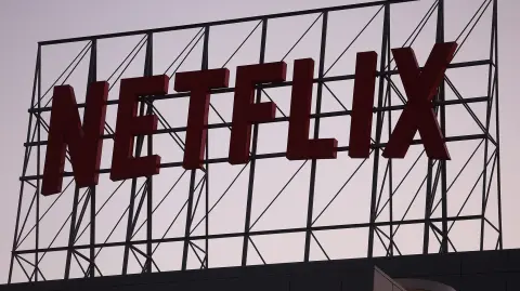 Netflix logo en edificio.