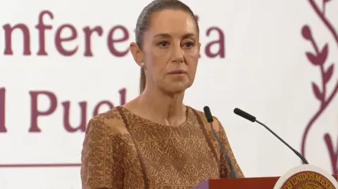 El nuevo papa sucede a Francisco (2013–2025), quien falleció el 21 de abril a los 88 años. México es el segundo país con mayor número de católicos en el mundo, con una población estimada de 111 millones de fieles.

Para más información del tema, visita: https://www.eleconomista.com.mx/politica/sheinbaum-asistira-misa-papa-leon-xiv-invitara-visitar-mexico-20250509-758391.html

¡Síguenos en nuestras redes sociales para mantenerte informado!

Twitter: https://twitter.com/eleconomista 
Facebook: https://www.facebook.com/ElEconomista.mx
Instagram: https://www.instagram.com/eleconomistamx
LinkedIn: https://www.linkedin.com/company/el-economista/

#ElEconomista #EETV