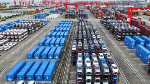 China indicó este viernes que sus exportaciones aumentaron un 8.1% interanual en abril, superando los pronósticos de los expertos que auguraban el impacto de la guerra comercial con Estados Unidos.

Para más información del tema, visita: https://www.eleconomista.com.mx/internacionales/exportaciones-chinas-aumentaron-8-1-abril-pese-guerra-comercial-eu-20250509-758380.html

¡Síguenos en nuestras redes sociales para mantenerte informado!

Twitter: https://twitter.com/eleconomista 
Facebook: https://www.facebook.com/ElEconomista.mx
Instagram: https://www.instagram.com/eleconomistamx
LinkedIn: https://www.linkedin.com/company/el-economista/

#ElEconomista #EETV