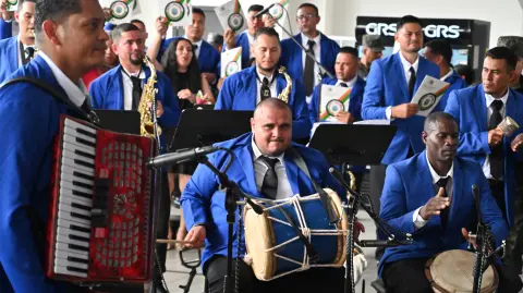 Miembros internos de la orquesta "Libertad" se presentan durante un concierto por el Día de las Madres en la sede del Instituto Nacional Penitenciario en Tegucigalpa.