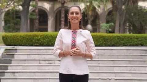 La presidenta de México destacó la grandeza de las madres mexicanas, por lo que lanzó un exhorto a la población.

Para más información del tema, visita: https://www.eleconomista.com.mx/politica/sheinbaum-felicita-todas-madres-mexicanas-regalemos-carino-material-importante-20250510-758488.html

¡Síguenos en nuestras redes sociales para mantenerte informado!

Twitter: https://twitter.com/eleconomista 
Facebook: https://www.facebook.com/ElEconomista.mx
Instagram: https://www.instagram.com/eleconomistamx
LinkedIn: https://www.linkedin.com/company/el-economista/

#ElEconomista #EETV