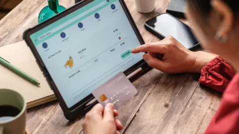 El shareware es un modelo de distribución de software en el que el usuario puede descargar y usar el programa de forma gratuita durante un período limitado.