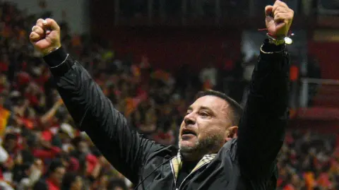 Antonio Mohamed, DT de los Diablos de Toluca, festeja el pase a semifinales al derrotar  a la escuadra de los Rayados de Monterrey.