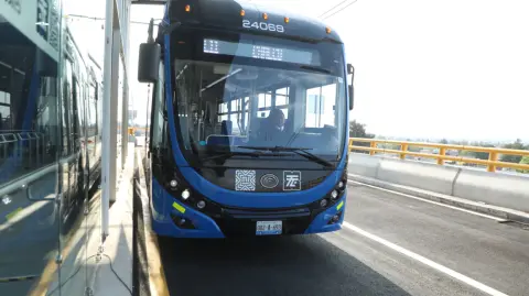 La obra conectará con las estaciones Santa Marta de la Línea A y Constitución de 1917 de la Línea 8, ambas del Sistema de Transporte Colectivo Metro (STC) de la Ciudad de México y próximamente el trolebús llegará hasta la estación Mixcoac, al poniente de la capital.

Para más información del tema, visita: https://www.eleconomista.com.mx/politica/trolebus-chalco-santa-marta-semana-realizaran-pruebas-operativas-20250511-758577.html

¡Síguenos en nuestras redes sociales para mantenerte informado!

Twitter: https://twitter.com/eleconomista 
Facebook: https://www.facebook.com/ElEconomista.mx
Instagram: https://www.instagram.com/eleconomistamx
LinkedIn: https://www.linkedin.com/company/el-economista/

#ElEconomista #EETV