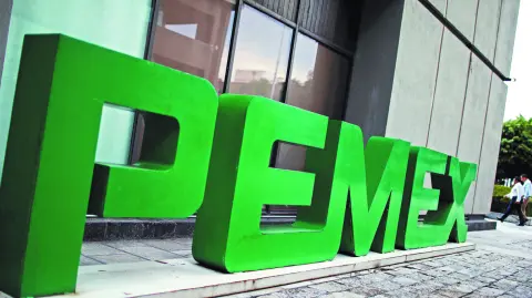 El Consejo de Ética considera importante que un número significativo de empleados de la petrolera estatal mexicana, incluido un ex alto ejecutivo, haya recibido presuntamente sobornos en varias ocasiones.

Para más información del tema, visita: https://www.eleconomista.com.mx/empresas/fondo-riqueza-noruega-vende-toda-renta-fija-pemex-riesgo-corrupcion-20250511-758586.html

¡Síguenos en nuestras redes sociales para mantenerte informado!

Twitter: https://twitter.com/eleconomista 
Facebook: https://www.facebook.com/ElEconomista.mx
Instagram: https://www.instagram.com/eleconomistamx
LinkedIn: https://www.linkedin.com/company/el-economista/

#ElEconomista #EETV