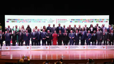 China recibe a países latinoamericanos y caribeños en plena desescalada de guerra comercial con EU 

Para más información del tema, visita: https://www.eleconomista.com.mx/internacionales/china-recibe-paises-latinoamericanos-caribenos-plena-desescalada-guerra-comercial-eu-20250512-758643.html 

¡Síguenos en nuestras redes sociales para mantenerte informado! 

Twitter: https://twitter.com/eleconomista 
Facebook: https://www.facebook.com/ElEconomista.mx 
Instagram: https://www.instagram.com/eleconomistamx 
LinkedIn: https://www.linkedin.com/company/el-economista/ 

#ElEconomista #EETV