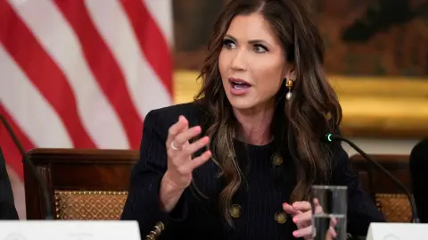 La secretaria de Seguridad Interior, Kristi Noem, informó que el estatus de protección temporal, conocido como TPS, para Afganistán expira el 20 de mayo y la cancelación entrará en vigor el 12 de julio.