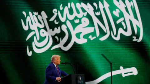 Estados Unidos acordó vender a Arabia Saudita un paquete de armas por valor de casi 142,000 millones de dólares, según una hoja informativa de la Casa Blanca.