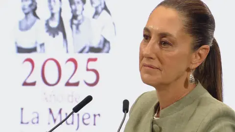 En la grabación, el youtuber asegura haber contado con el respaldo de la Secretaría de Turismo y del INAH, y menciona específicamente haber recibido permiso para explorar el interior de la pirámide de Chichén Itzá.

Para más información del tema, visita: https://www.eleconomista.com.mx/arteseideas/sheinbaum-reacciona-polemica-mrbeast-zonas-arqueologicas-enfrentar-sanciones-20250514-759018.html

¡Síguenos en nuestras redes sociales para mantenerte informado!

Twitter: https://twitter.com/eleconomista 
Facebook: https://www.facebook.com/ElEconomista.mx
Instagram: https://www.instagram.com/eleconomistamx
LinkedIn: https://www.linkedin.com/company/el-economista/

#ElEconomista #EETV