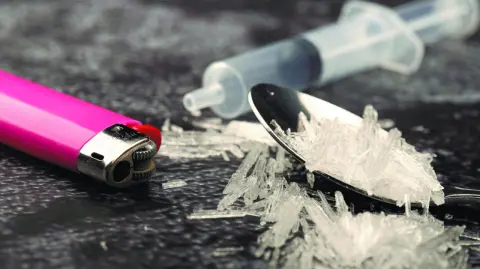 Más de un millón de estadounidenses han muerto por sobredosis de drogas durante las dos últimas décadas.

Para más información del tema, visita: https://www.eleconomista.com.mx/internacionales/muertes-sobredosis-eu-caen-nivel-5-anos-cuantos-decesos-hay-fentanilo-20250514-759046.html

¡Síguenos en nuestras redes sociales para mantenerte informado!

Twitter: https://twitter.com/eleconomista 
Facebook: https://www.facebook.com/ElEconomista.mx
Instagram: https://www.instagram.com/eleconomistamx
LinkedIn: https://www.linkedin.com/company/el-economista/

#ElEconomista #EETV