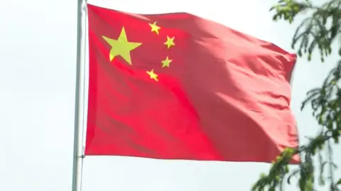 Estados Unidos y China levantaron el miércoles parcialmente y durante 90 días los elevados aranceles que se impusieron recíprocamente en una desescalada temporal de la guerra comercial que sacudió los mercados y las cadenas de suministro internacionales.

¡Síguenos en nuestras redes sociales para mantenerte informado!

Twitter: https://twitter.com/eleconomista 
Facebook: https://www.facebook.com/ElEconomista.mx
Instagram: https://www.instagram.com/eleconomistamx
LinkedIn: https://www.linkedin.com/company/el-economista/

#ElEconomista #EETV  #AFP