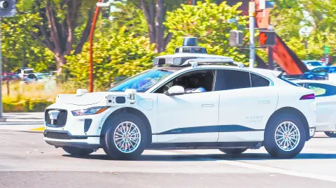 Para su servicio en Austin, Waymo ha apostado por el Jaguar I-PACE, un SUV eléctrico premium valorado en 69,900 dólares.