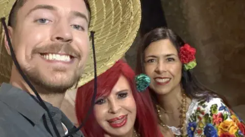 La gobernadora de Campeche defendió la grabación del popular youtuber en la zona arqueológica de Calakmul, asegurando que se realizó con permisos del INAH y representa una promoción turística sin precedentes para el estado.

Para más información del tema, visita: https://www.eleconomista.com.mx/estados/layda-sansores-responde-polemica-sobre-mrbeast-video-impulsa-turismo-afecta-patrimonio-20250515-759204.html

¡Síguenos en nuestras redes sociales para mantenerte informado!

Twitter: https://twitter.com/eleconomista 
Facebook: https://www.facebook.com/ElEconomista.mx
Instagram: https://www.instagram.com/eleconomistamx
LinkedIn: https://www.linkedin.com/company/el-economista/

#ElEconomista #EETV