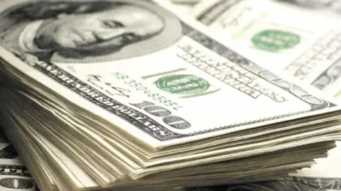 El peso revierte su ganancia de la semana y, sin datos económicos relevantes por publicar, los operadores dirigen su atención a las cifras de inflación y el Producto Interno Bruto de México.

Para más información del tema, visita: https://www.eleconomista.com.mx/mercados/precio-dolar-hoy-16-mayo-2025-cuanto-cotiza-20250516-759384.html

¡Síguenos en nuestras redes sociales para mantenerte informado!

Twitter: https://twitter.com/eleconomista 
Facebook: https://www.facebook.com/ElEconomista.mx
Instagram: https://www.instagram.com/eleconomistamx
LinkedIn: https://www.linkedin.com/company/el-economista/

#ElEconomista #EETV