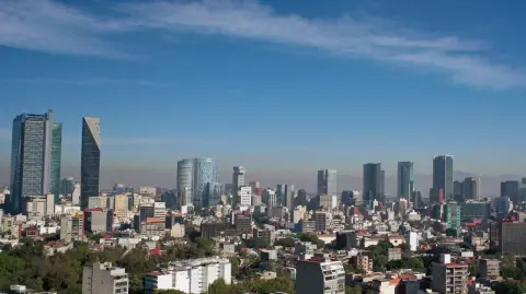 Más de 2,165 metros cuadrados fueron expropiados por la administración encabezada por la jefa de Gobierno, Clara Brugada 

Para más información del tema, visita: https://www.eleconomista.com.mx/econohabitat/expropiaciones-cdmx-plan-clara-brugada-transformar-acceso-vivienda-20250516-759329.html 

¡Síguenos en nuestras redes sociales para mantenerte informado! 

Twitter: https://twitter.com/eleconomista 
Facebook: https://www.facebook.com/ElEconomista.mx 
Instagram: https://www.instagram.com/eleconomistamx 
LinkedIn: https://www.linkedin.com/company/el-economista/ 

#ElEconomista #EETV