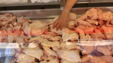 La Secretaría de Agricultura indicó que Brasil, el mayor exportador de pollo del mundo, detectó el virus de la influenza aviar altamente patógena.

Para más información del tema, visita: https://www.eleconomista.com.mx/empresas/mexico-suspende-importacion-productos-avicolas-brasil-foco-gripe-aviar-20250517-759499.html 

¡Síguenos en nuestras redes sociales para mantenerte informado!

Twitter: https://twitter.com/eleconomista 
Facebook: https://www.facebook.com/ElEconomista.mx
Instagram: https://www.instagram.com/eleconomistamx
LinkedIn: https://www.linkedin.com/company/el-economista/

#ElEconomista #EETV
