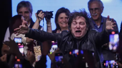 El presidente de Argentina, Javier Milei, reacciona en el escenario de la sede del partido La Libertad Avanza el día de las elecciones legislativas de la ciudad de Buenos Aires, Argentina