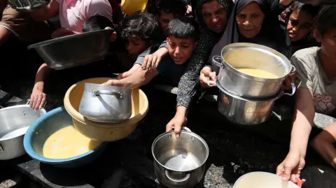 El primer ministro israelí, Benjamin Netanyahu, anunció el domingo que iba a autorizar la entrada de una "cantidad básica de alimentos destinados a la población.