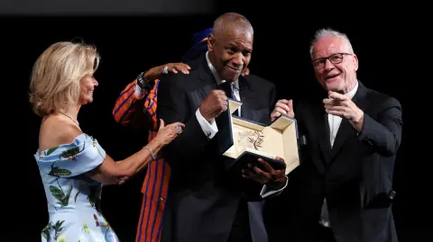 El actor estadounidense Denzel Washington recibe la Palma de Oro Honorífica.