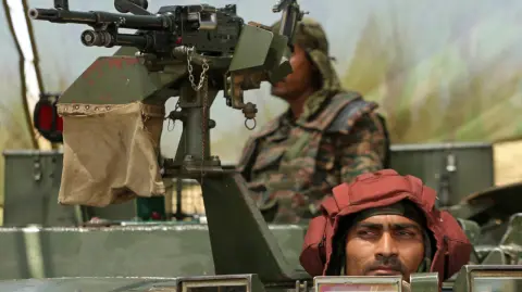 El reciente enfrentamiento entre India y Pakistán permitió por primera vez en décadas probar en combate armas chinas, que sorprendieron por una eficacia que intriga a gobiernos y analistas.

Para más información del tema, visita: https://www.eleconomista.com.mx/internacionales/conflicto-india-pakistan-escenario-armamento-chino-luzca-mundo-20250520-759876.html 

¡Síguenos en nuestras redes sociales para mantenerte informado!

Twitter: https://twitter.com/eleconomista 
Facebook: https://www.facebook.com/ElEconomista.mx
Instagram: https://www.instagram.com/eleconomistamx
LinkedIn: https://www.linkedin.com/company/el-economista/

#ElEconomista #EETV