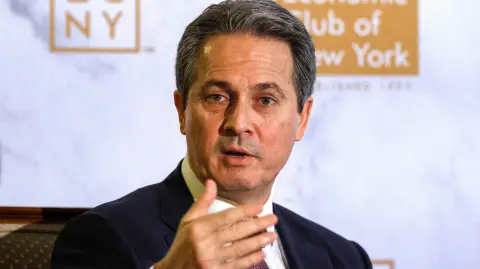 El alivio de las tensiones comerciales, dijo Alberto Musalem al Club Económico de Minnesota, permitiría que el mercado laboral se mantuviera fuerte.