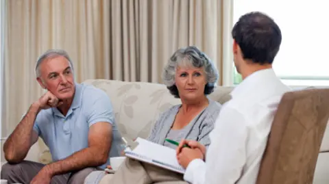 Los seguros de vida son los más conocidos, los tenemos por si algo nos ocurre dejar protegida a la familia, pero los hay de gastos médicos, para automóviles, para nuestra vivienda, para la educación de nuestros hijos y en pocas palabras para proteger todo lo que construimos producto de nuestro esfuerzo.