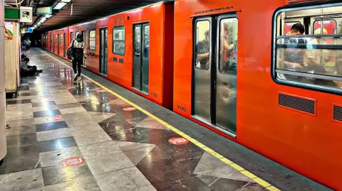 El Sistema de Transporte Colectivo Metro de la Ciudad de México es el principal medio de transporte de los capitalinos y de quienes viven en las periferias y entidades colindantes. 

Para más información del tema, visita: https://www.eleconomista.com.mx/politica/metro-cdmx-transporto-105-millones-personas-marzo-20250521-760101.html 

¡Síguenos en nuestras redes sociales para mantenerte informado!

Twitter: https://twitter.com/eleconomista 
Facebook: https://www.facebook.com/ElEconomista.mx
Instagram: https://www.instagram.com/eleconomistamx
LinkedIn: https://www.linkedin.com/company/el-economista/

#ElEconomista #EETV