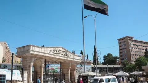 Marco Rubio, advirtió que Siria podría estar a semanas de una guerra civil de "proporciones épicas" y pidió apoyo a las nuevas autoridades.

Para más información del tema, visita: https://www.eleconomista.com.mx/internacionales/onu-ve-senales-posible-reactivacion-conflicto-siria-20250521-760120.html

¡Síguenos en nuestras redes sociales para mantenerte informado!

Twitter: https://twitter.com/eleconomista 
Facebook: https://www.facebook.com/ElEconomista.mx
Instagram: https://www.instagram.com/eleconomistamx
LinkedIn: https://www.linkedin.com/company/el-economista/

#ElEconomista #EETV