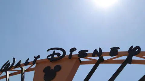 Disney suspendió a unos 45 empleados venezolanos sin goce de sueldo después de que la Corte Suprema estadounidense autorizara el pasado lunes al gobierno a revocar el estatus migratorio temporal que protege a unos 350,000 migrantes del país sudamericano, confirmó este jueves la empresa a la AFP.

Para más información del tema, visita: https://www.eleconomista.com.mx/internacionales/disney-suspende-45-trabajadores-venezolanos-fallo-judicial-sobre-proteccion-temporal-20250522-760275.html

¡Síguenos en nuestras redes sociales para mantenerte informado!

Twitter: https://twitter.com/eleconomista 
Facebook: https://www.facebook.com/ElEconomista.mx
Instagram: https://www.instagram.com/eleconomistamx
LinkedIn: https://www.linkedin.com/company/el-economista/

#ElEconomista #EETV
