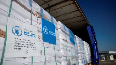 El Programa Mundial de Alimentos (PMA) ha divulgado imágenes que muestran las primeras descargas de mercancías y ha señalado que los equipos de la agencia "trabajan sin parar.

Para más información del tema, visita: https://www.eleconomista.com.mx/internacionales/onu-avisa-enormes-desafios-repartir-ayuda-comenzado-entrar-gaza-20250522-760319.html

¡Síguenos en nuestras redes sociales para mantenerte informado!

Twitter: https://twitter.com/eleconomista 
Facebook: https://www.facebook.com/ElEconomista.mx
Instagram: https://www.instagram.com/eleconomistamx
LinkedIn: https://www.linkedin.com/company/el-economista/

#ElEconomista #EETV