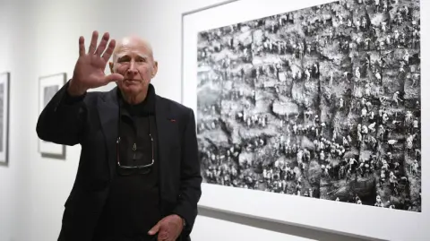 El fotógrafo brasileño Sebastiao Salgado, conocido por sus grandes fotos en blanco y negro de la selva amazónica o de algunos conflictos del planeta, murió este viernes a los 81 años, anunció la Academia de Bellas Artes francesa, de la que era miembro desde 2016.

Para más información del tema, visita: https://www.eleconomista.com.mx/arteseideas/murio-sebastiao-salgado-fotografo-brasileno-retrato-amazonia-blanco-negro-20250523-760468.html 

¡Síguenos en nuestras redes sociales para mantenerte informado!

Twitter: https://twitter.com/eleconomista 
Facebook: https://www.facebook.com/ElEconomista.mx
Instagram: https://www.instagram.com/eleconomistamx
LinkedIn: https://www.linkedin.com/company/el-economista/

#ElEconomista #EETV