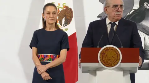 Pablo Gómez, titular de la Unidad de Inteligencia Financiera (UIF), afirmó este viernes que la sentencia millonaria contra exsecretario de Seguridad Genaro García Luna, y su esposa Linda Cristina Pereyra, emitida por una jueza de Miami en la víspera, equivale a tres veces la cantidad demandada originalmente por el Gobierno de México.

Para más información del tema, visita: https://www.eleconomista.com.mx/politica/uif-celebra-sentencia-garcia-luna-equivale-3-veces-cantidad-demandada-mexico-20250523-760452.html

Twitter: https://twitter.com/eleconomista   
Sitio web: https://www.eleconomista.com.mx/   
Facebook: https://www.facebook.com/ElEconomista.mx   
 
#ElEconomista#EETV