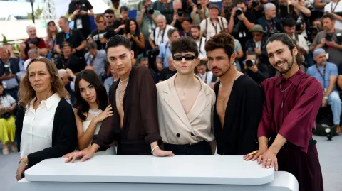 El director Diego Céspedes y los miembros del elenco Matías Cata la n, Pau la Dinamarca, Tamara Cortes, Francisco Díaz y Pedro Nunoz posan durante una fotollamada para la película 'la misteriosa mirada del flamenco'.