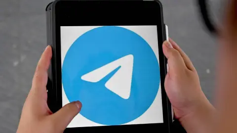 El departamento de delitos cibernéticos del Ministerio de Seguridad ha asegurado que el 68 por ciento de los 9,600 canales y grupos de Telegram en Vietnam contienen material dañino.

Para más información del tema, visita: https://www.eleconomista.com.mx/internacionales/vietnam-bloquea-telegram-negarse-colaborar-investigaciones-policiales-20250523-760504.html 

¡Síguenos en nuestras redes sociales para mantenerte informado!

Twitter: https://twitter.com/eleconomista 
Facebook: https://www.facebook.com/ElEconomista.mx
Instagram: https://www.instagram.com/eleconomistamx
LinkedIn: https://www.linkedin.com/company/el-economista/

#ElEconomista #EETV