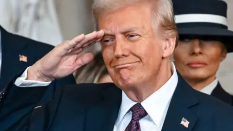 La teoría crítica de la raza es la disciplina que estudia el impacto de la desigualdad racial en el funcionamiento de las instituciones estadounidenses.

Para más información del tema, visita: https://www.eleconomista.com.mx/internacionales/trump-jacta-haber-liberado-militares-eu-teorias-sobre-genero-raza-20250524-760564.html 

¡Síguenos en nuestras redes sociales para mantenerte informado!

Twitter: https://twitter.com/eleconomista 
Facebook: https://www.facebook.com/ElEconomista.mx
Instagram: https://www.instagram.com/eleconomistamx
LinkedIn: https://www.linkedin.com/company/el-economista/

#ElEconomista #EETV