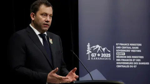 El ministro de Finanzas alemán, Lars Klingbeil, habla durante la reunión de ministros de finanzas y gobernadores de bancos centrales del G7, en Alberta, Canadá.