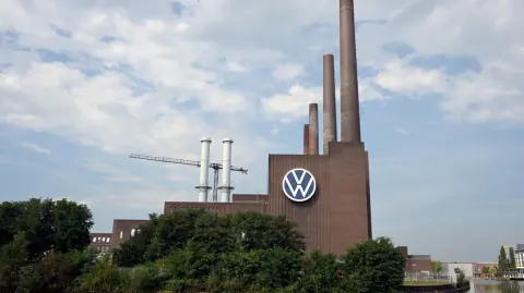 La justicia alemana condenó este lunes a cuatro exdirectivos de Volkswagen a penas de hasta cuatro años y medio de prisión, informó la agencia de noticias Bloomberg, diez años después de las revelaciones del escándalo conocido como "Dieselgate".

Para más información del tema, visita: https://www.eleconomista.com.mx/empresas/cuatro-exdirectivos-volkswagen-son-condenados-prision-escandalo-dieselgate-20250526-760728.html 

¡Síguenos en nuestras redes sociales para mantenerte informado!

Twitter: https://twitter.com/eleconomista 
Facebook: https://www.facebook.com/ElEconomista.mx
Instagram: https://www.instagram.com/eleconomistamx
LinkedIn: https://www.linkedin.com/company/el-economista/

#ElEconomista #EETV